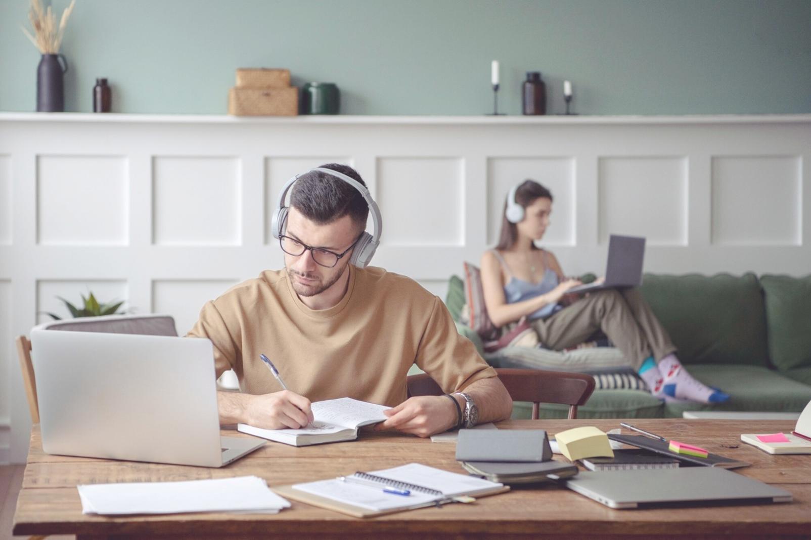 Professionelle Maniküre Arbeitsplatz mit hochwertigen Werkzeugen und Materialien
