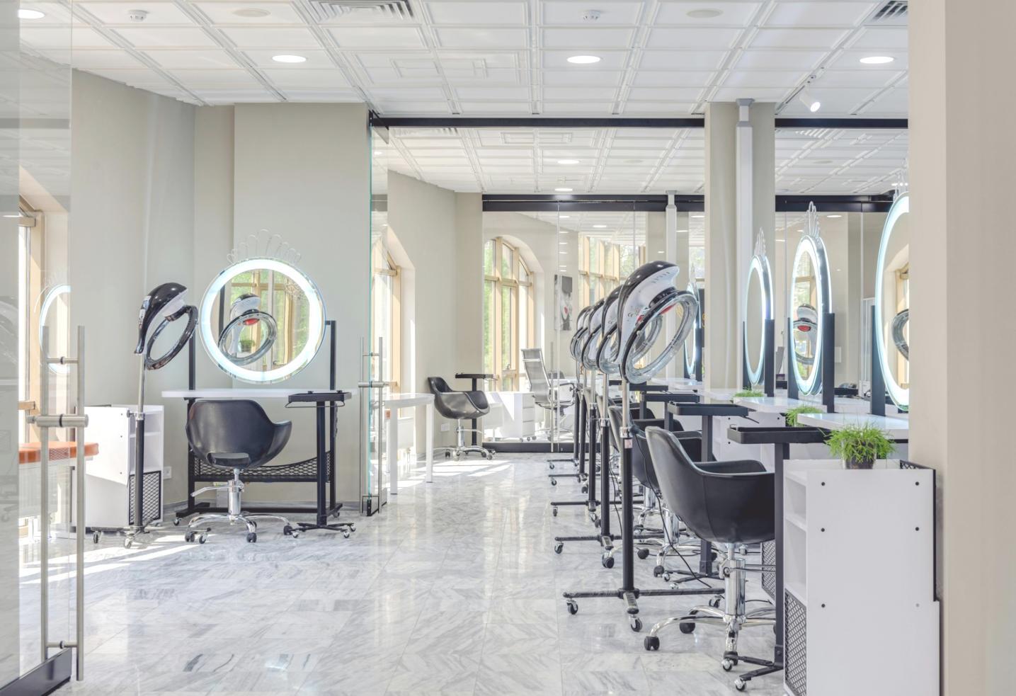 Detailaufnahme professioneller Maniküre-Arbeit
